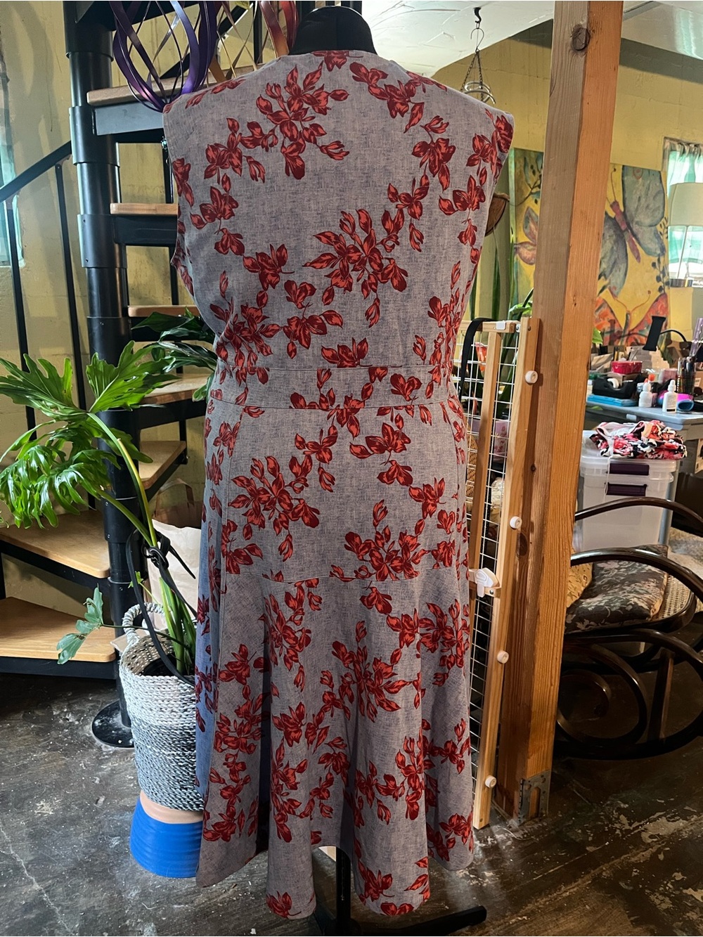 Sleeveless Blue Dress with Red Floral Print - Picture 3 of 6